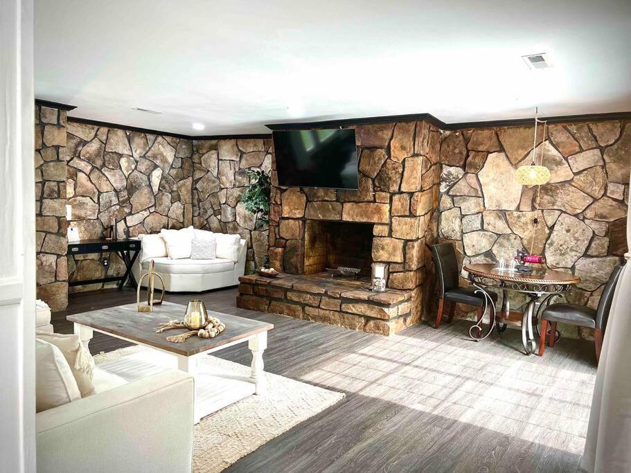 דלטון Small Rental For Couple Getaway מראה חיצוני תמונה